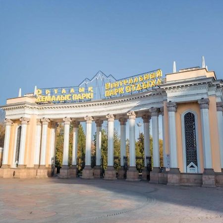 Уютная Студия В Центре Almaty Luaran gambar